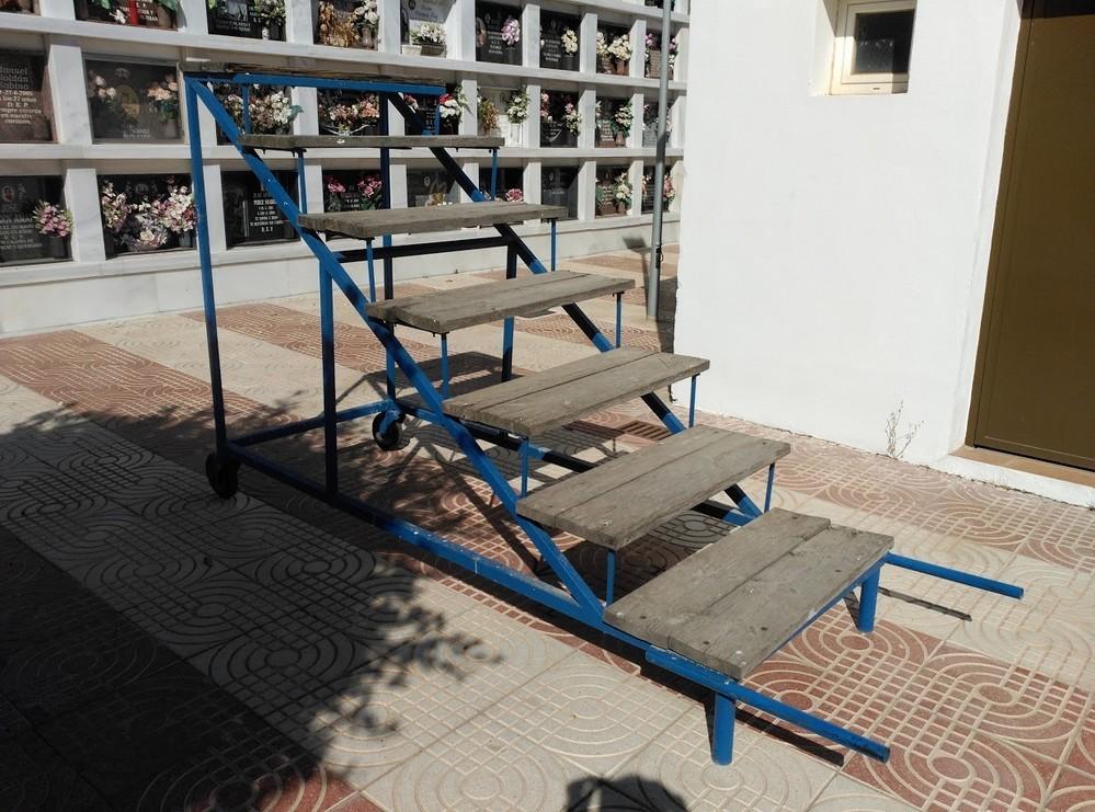 Los cementerios de Roquetas seguirán un año más sin escaleras móviles seguras, denuncia IU