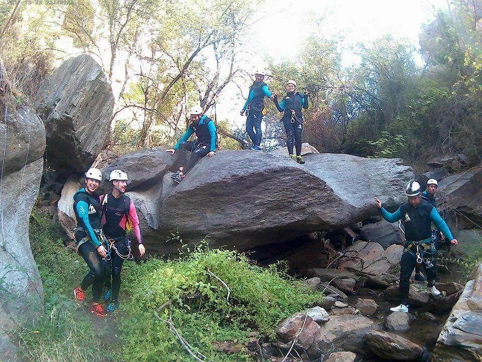 ‘Adra en la Senda’ lleva a un grupo de jóvenes a practicar barranquismo en Paterna del Río