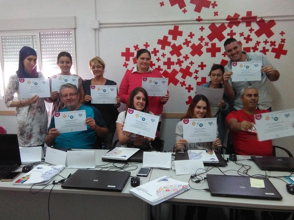 Andalucía Compromiso Digital enseña a una decena de vecinos de Adra a utilizar procesadores de texto