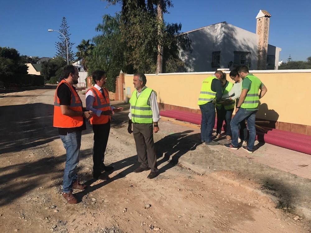 La calle Alcotán en Almerimar se somete a una transformación integral que renovará su imagen y la dotará de nuevos y mejores servicios