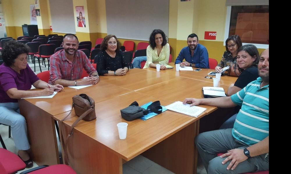 El PSOE de El Ejido se reúne con el coordinador de políticas LGTBI de la Junta de Andalucía