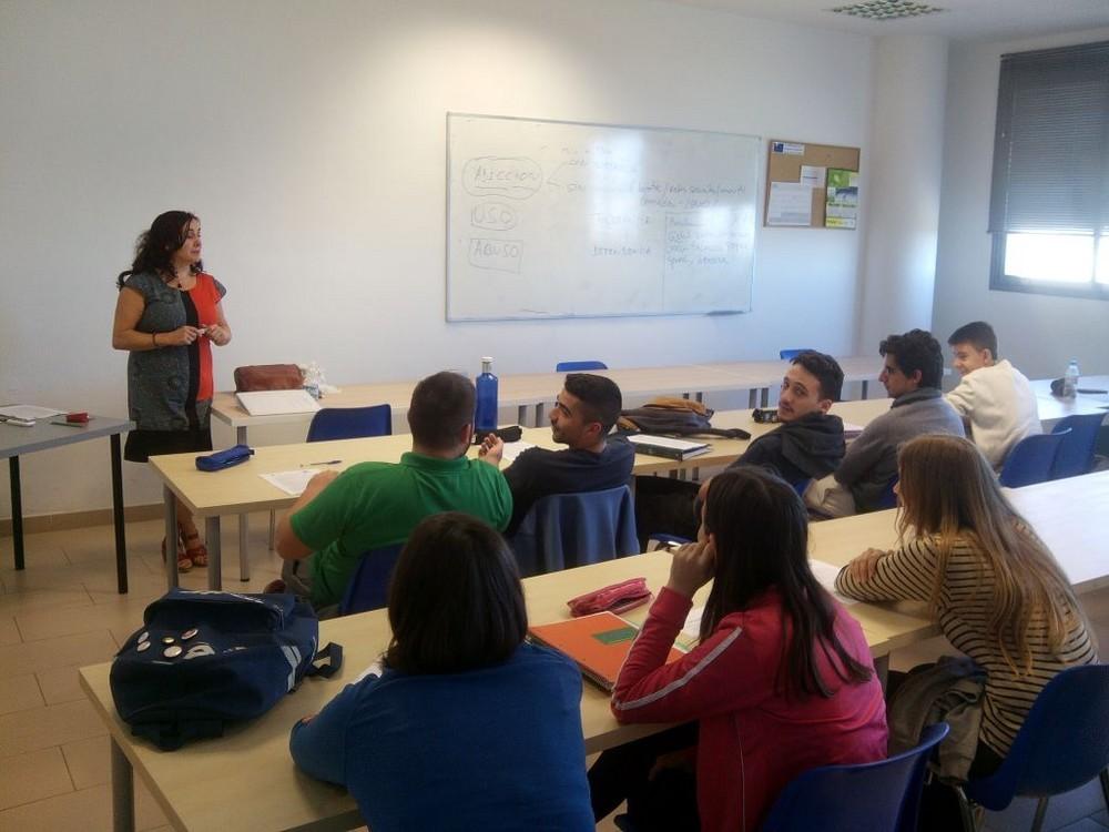 El programa 'Vícar ante las drogas' inicia sesiones de prevencion de adicciones en la Escuela Agraria de Vícar