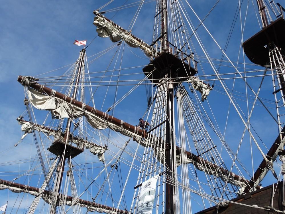 La ‘Nao Victoria’ y el ‘Galeón Andalucía’ muestran a los visitantes cómo era la vida a bordo entre los siglos XVI y XVII