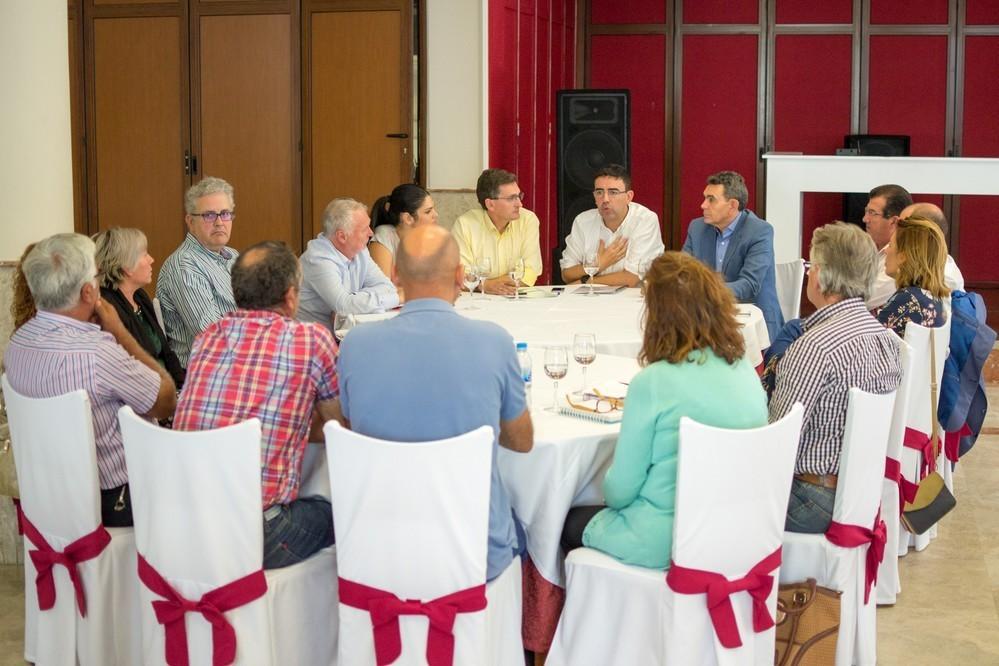 Los concejales socialistas ejidenses Tomás Elorrieta y José Miguel Alarcón, en una reunión con los afectados por la inversión en energía fotovoltaica