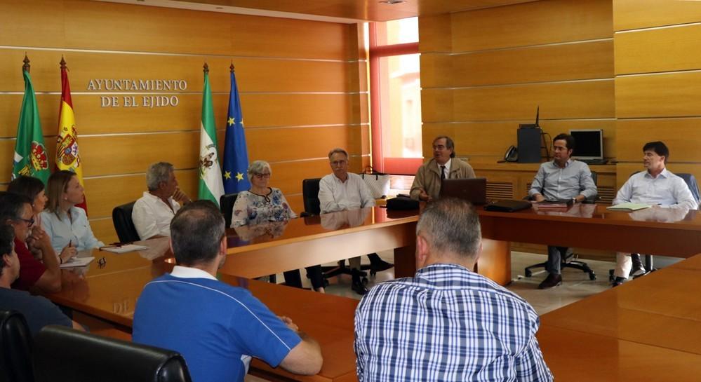 Alcalde y Costas informan de las conclusiones del estudio de alternativas de actuación en la playa de Balerma realizado por el CEDEX