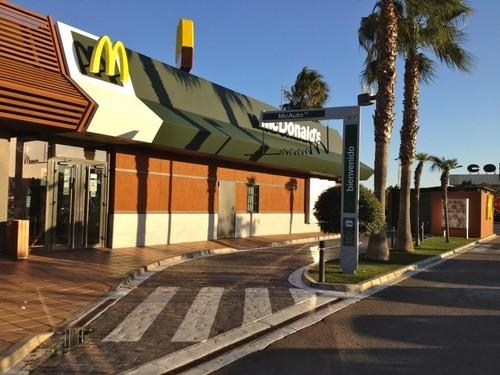 McDonald's completa la renovación de su restaurante en El Ejido y presenta grandes novedades