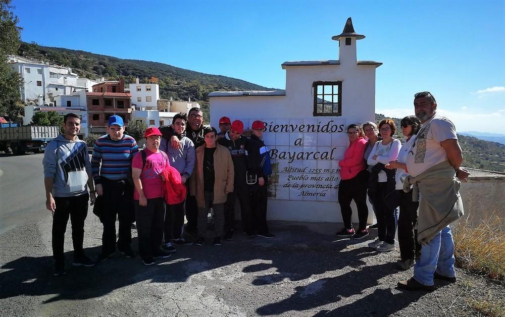 Los usuarios del Centro Ocupacional de Adra disfrutan de una excursión a Bayárcal