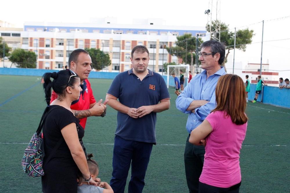 Manuel Cortés anuncia la renovación del césped del Estadio Miramar antes de final de año