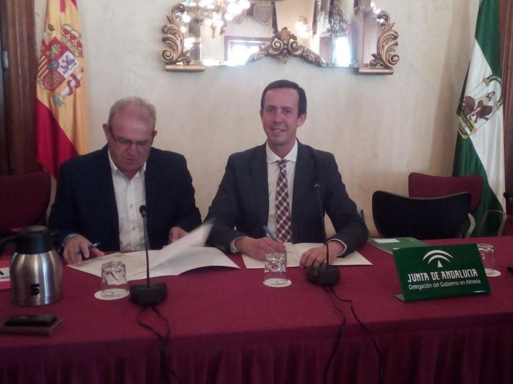 Vícar suscribe un acuerdo institucional por la infancia que persigue el refuerzo de las políticas de protección de los menores