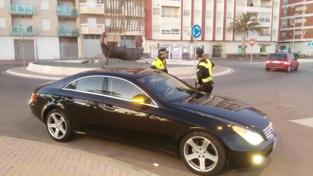 Policía Local de Adra participa en una campaña informativa sobre cómo circular en las rotondas