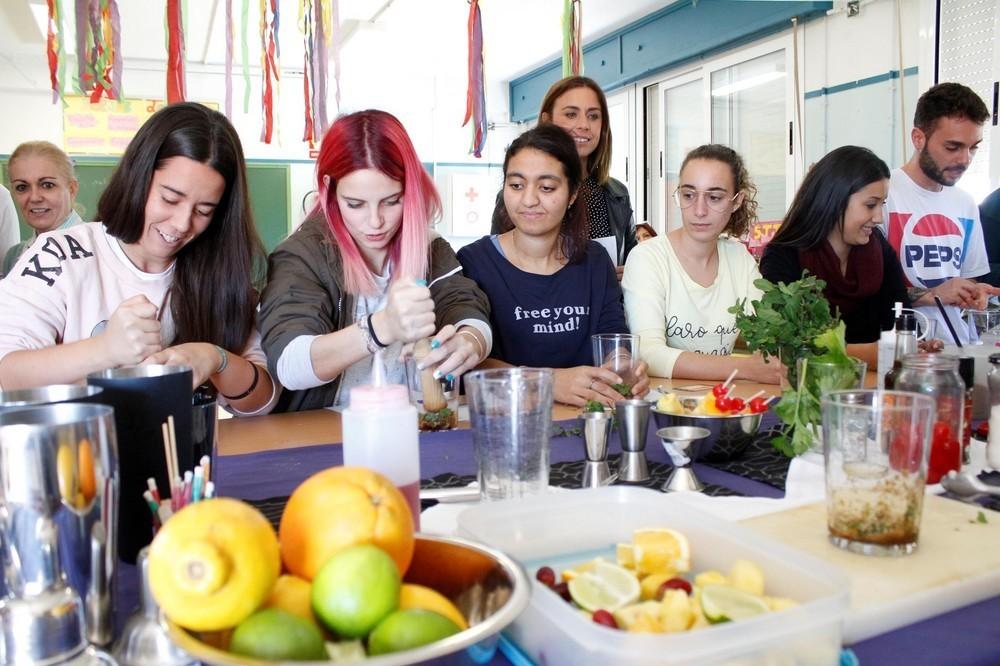 Jóvenes abderitanos aprenden a realizar cócteles saludables sin alcohol