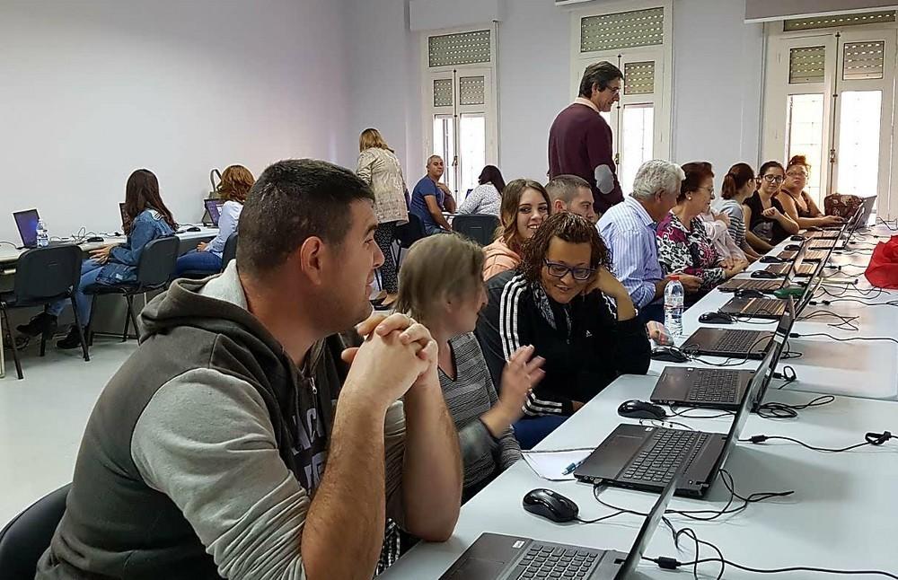 Una veintena de personas se benefician ya en Adra de un curso de iniciación a Internet y sus herramientas