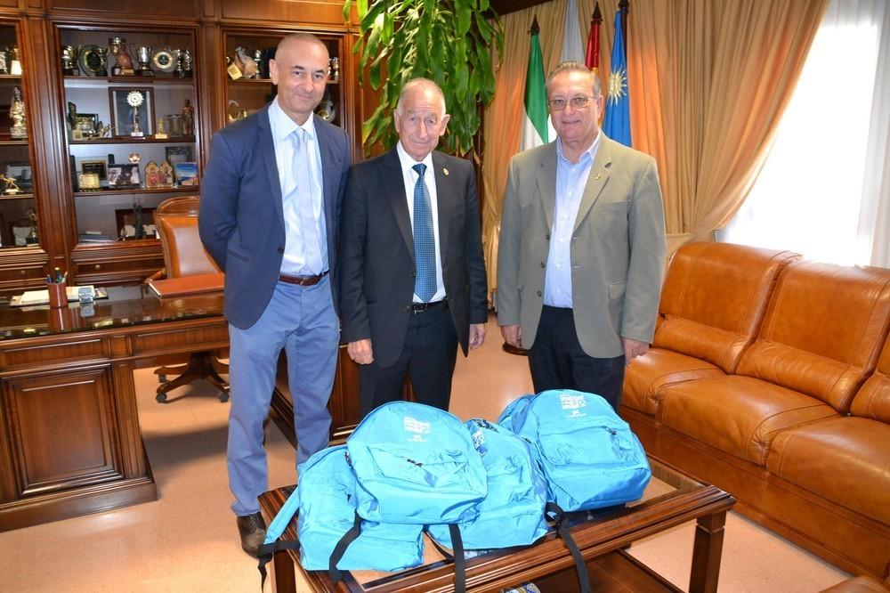 La Obra Social 'la Caixa' distribuye por quinto año material escolar entre 120 escolares roqueteros en situación de vulnerabilidad