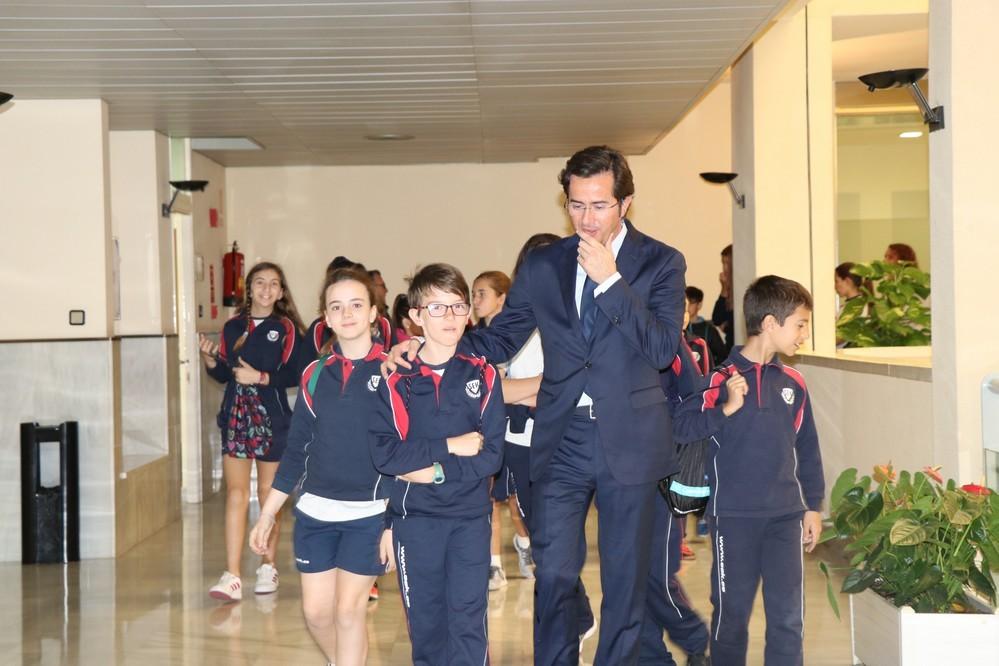 Francisco Góngora recibe a los alumnos del SEK-Alborán y les explica la importante labor que desempeña el Ayuntamiento