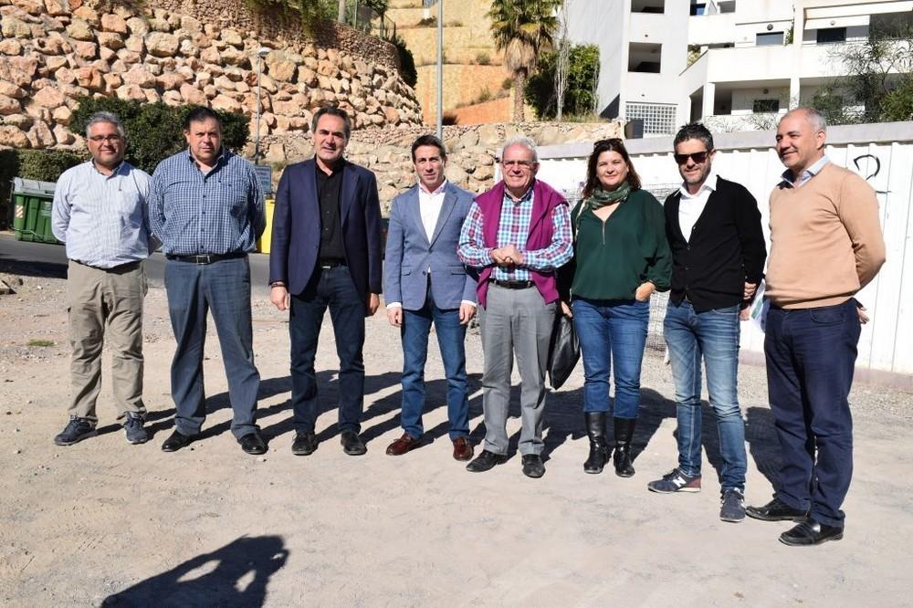 Ayuntamiento y Diputación Provincial acuerdan una inversión de 420.000 euros para la construcción de pistas deportivas en La Envía