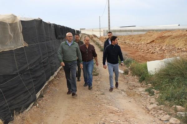 El alcalde comprueba el estado de los caminos rurales dañados por el granizo de 2015 en Balerma en los que se va a actuar en breve