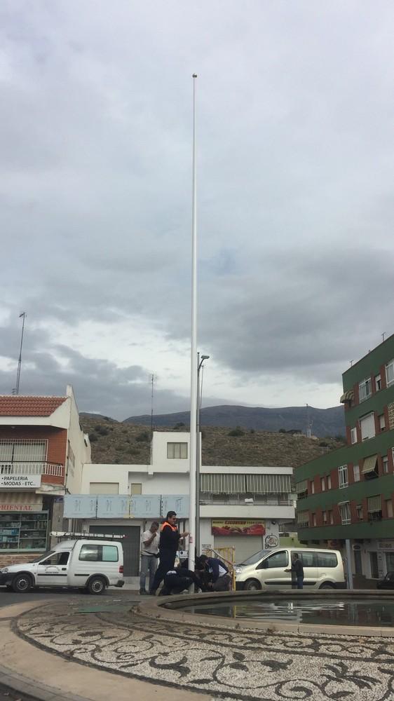 Una bandera de España sobre un mástil de 14 metros ondeará en Berja desde el 6 de diciembre