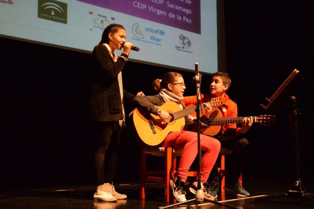 La Comunidad Educativa de Vícar llena el Teatro Auditorio de zapatos morados y proclamas contra el maltrato a la mujer