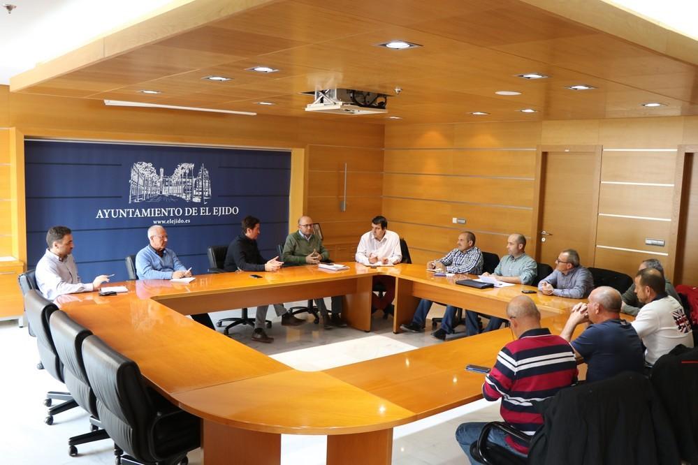 El déficit hídrico, caminos rurales y restos vegetales centran la reunión entre el Ayuntamiento y el Comité Comarcal de COAG