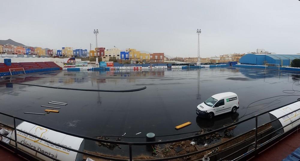 En marcha la sustitución del césped del Estadio Miramar de Adra y renovación del sistema de riego