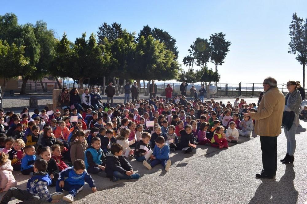 Los colegios de Vícar conmemoran el aniversario de la Constitución con banderas, canciones y pancartas con sus artículos