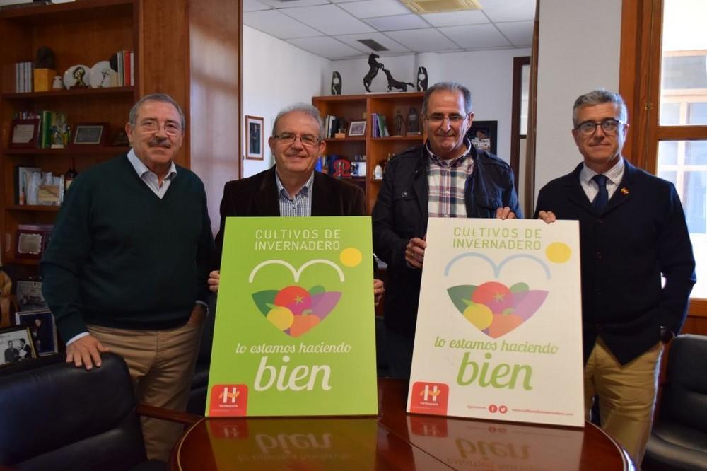 La campaña 'Cultivos de Invernadero' en defensa de la agricultura intensiva bajo plástico llega hasta Vícar
