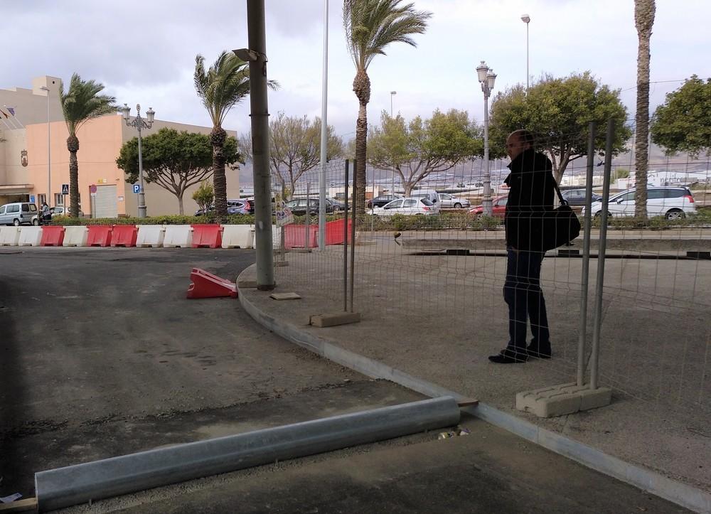 IU Roquetas tacha de “escándalo” el incumplimiento por tercera vez de los plazos de la obra del entorno del mercado y apeadero