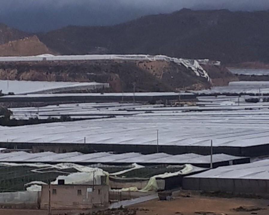 El temporal de viento y lluvia  pasa de puntillas por el Poniente