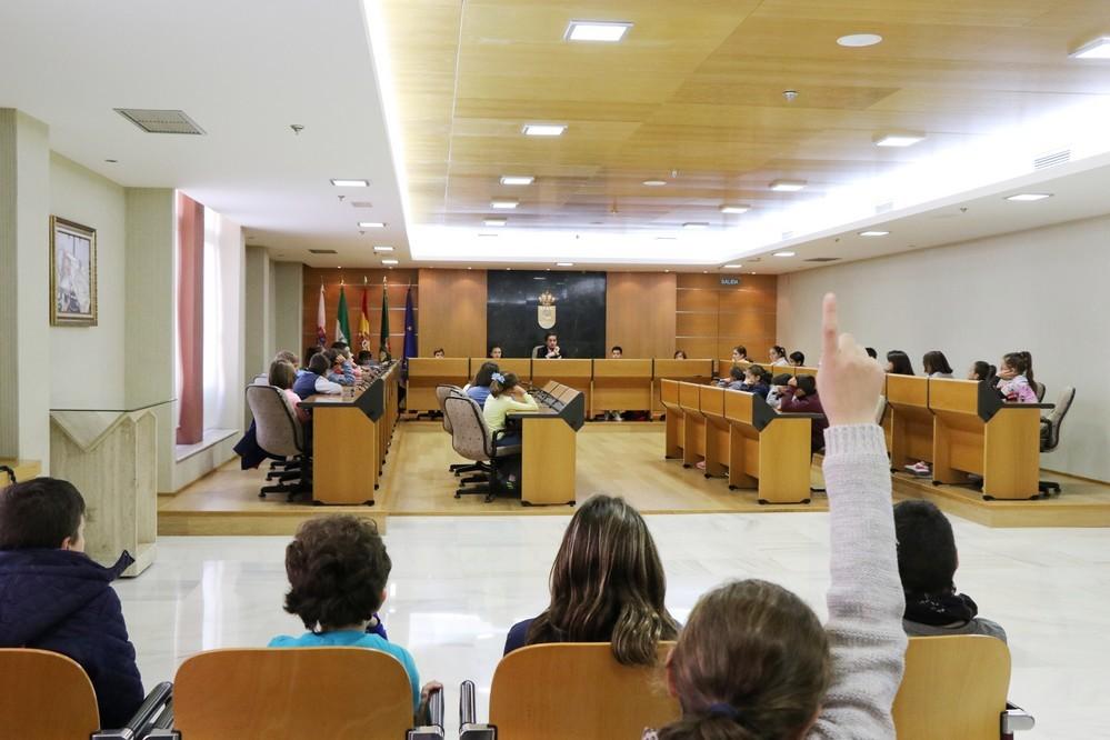 Alumnos del CEIP Loma de Santo Domingo visitan el Ayuntamiento de El Ejido y se reúnen con el alcalde para preguntarle sobre la gestión municipal