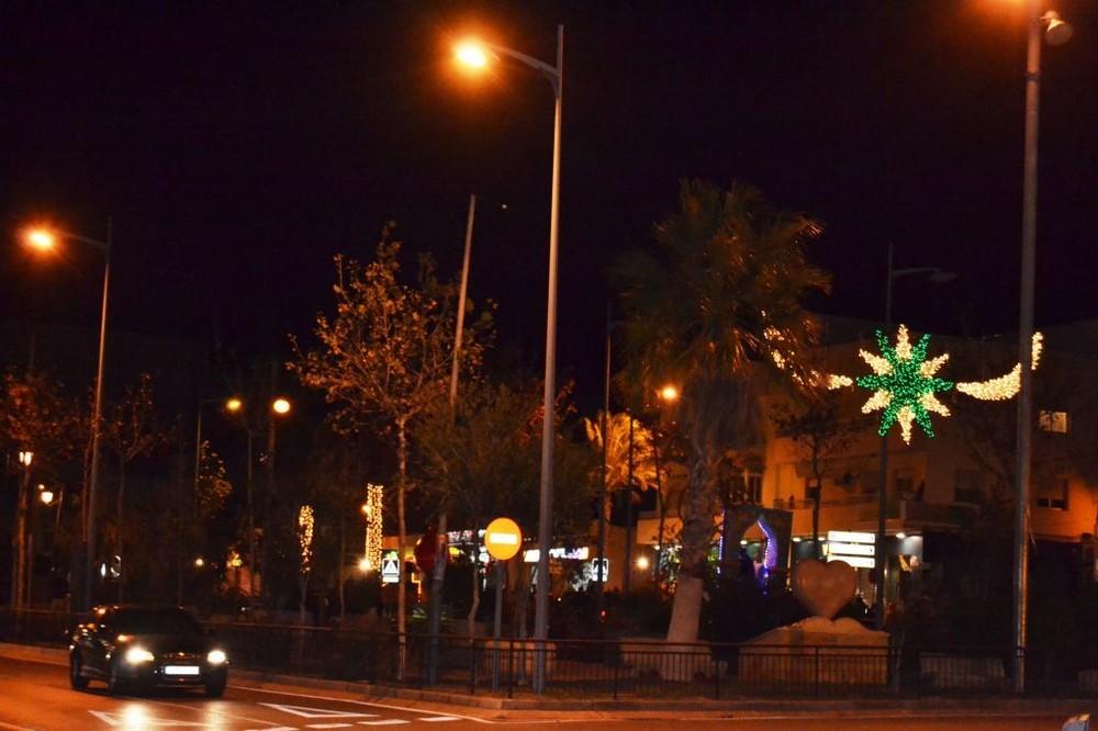 Siete grandes árboles luminosos y 150 arcos conforman el alumbrado navideño de Vícar