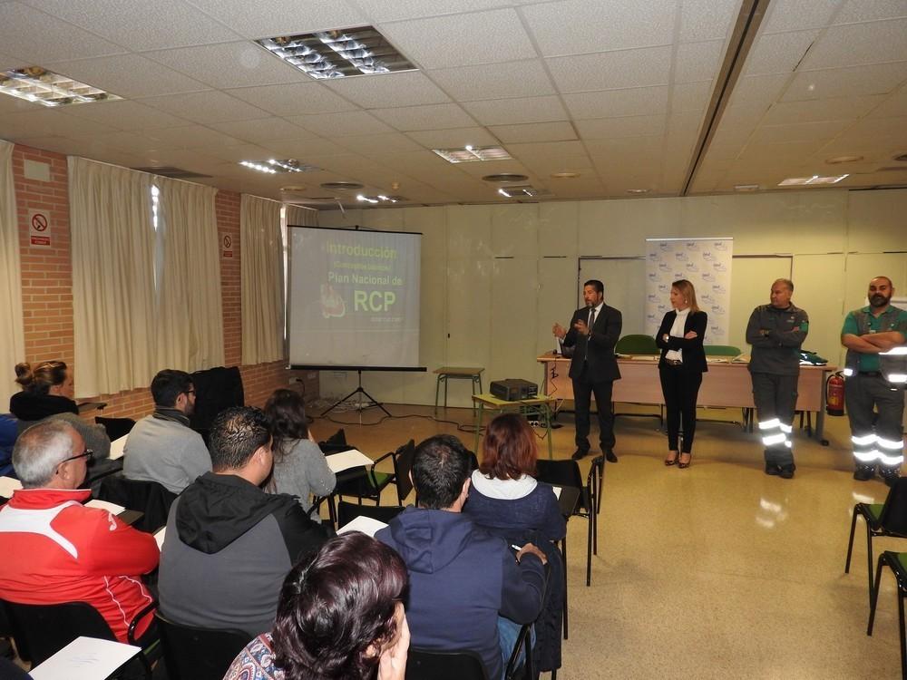 La campaña ‘1 vida, 1 corazón, 2 manos’ forma en RCP y primeros auxilios al personal del Instituto Municipal de Deportes