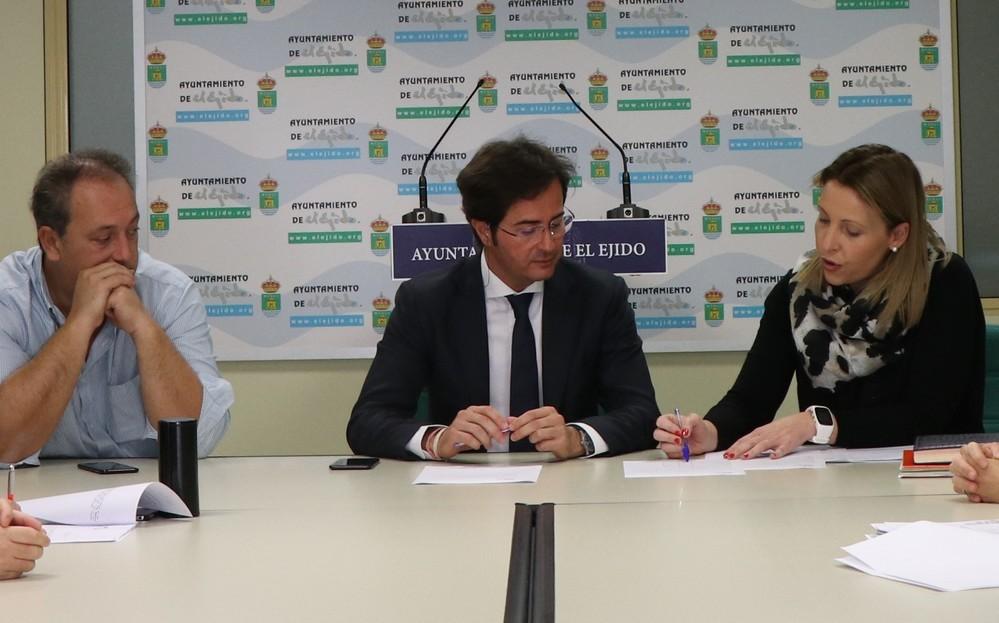 El campo anexo al Estadio Municipal de Santo Domingo mejorará sus condiciones de uso con la sustitución del césped artificial por fibra de última generación