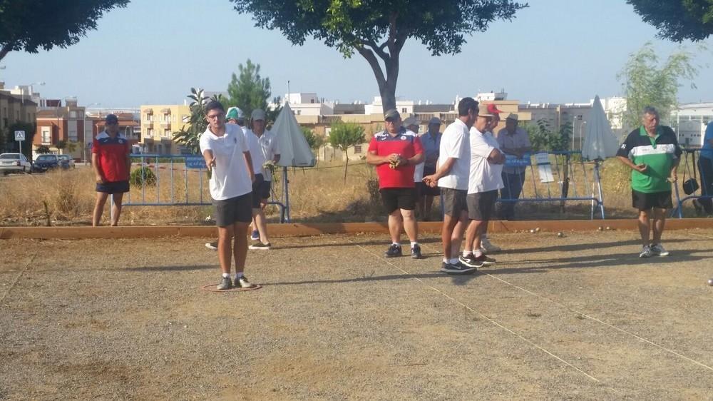 Aficionados a la petanca se unen este fin de semana para participar en el II Torneo Benéfico de Santa María del Águila