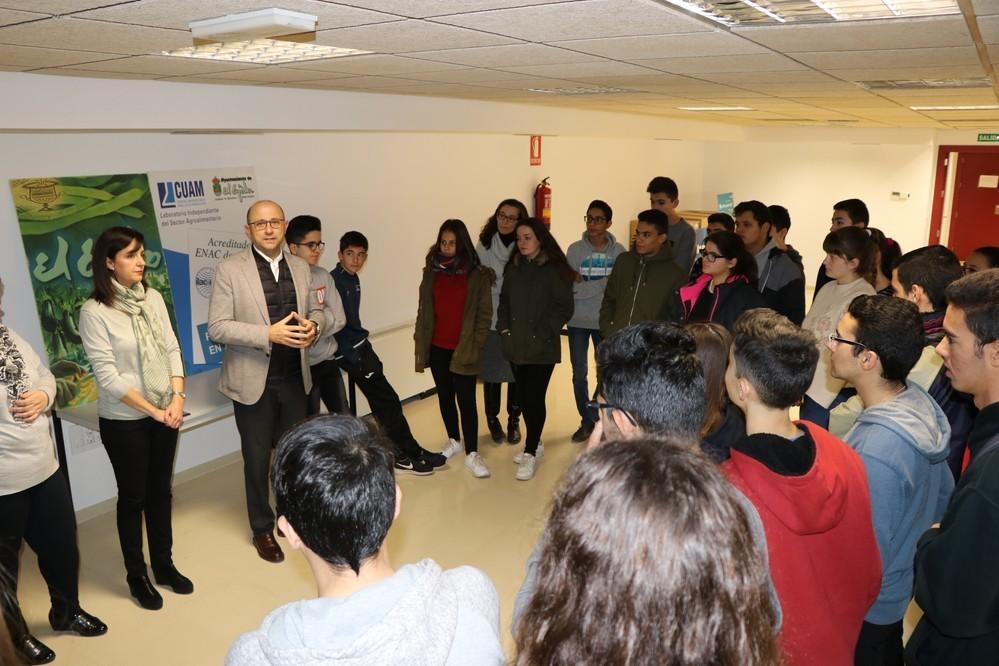 El Ayuntamiento continúa abriendo las puertas del CUAM a los escolares para difundir su importante labor a la hora de garantizar la máxima calidad y trazabilidad de la producción
