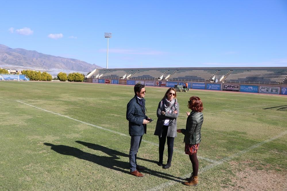El Ayuntamiento trabaja en la regeneración del césped del campo principal y anexo de Santo Domingo para mejorar el terreno de juego