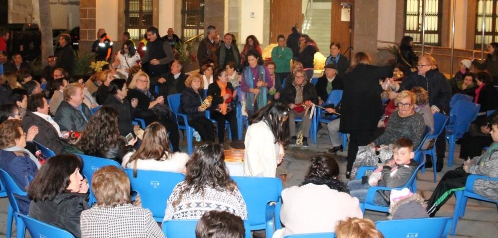 La zambombada de la Asociación Inmaculada Marina de Adra reúne a más de un centenar de personas