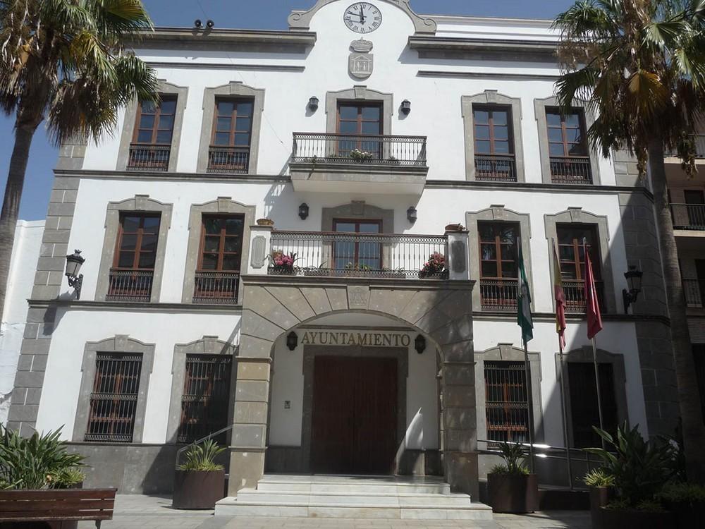 El edil de Deportes del Ayuntamiento de Adra destaca la “agilidad” en la renovación de césped y riego del Estadio Miramar