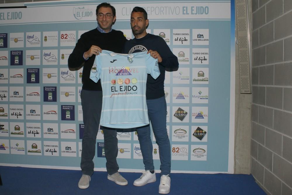 EL CD El Ejido presenta a Antonio Pino, quien se confiesa 'muy motivado' y con ganas de 'hacer cosas grandes' en el club