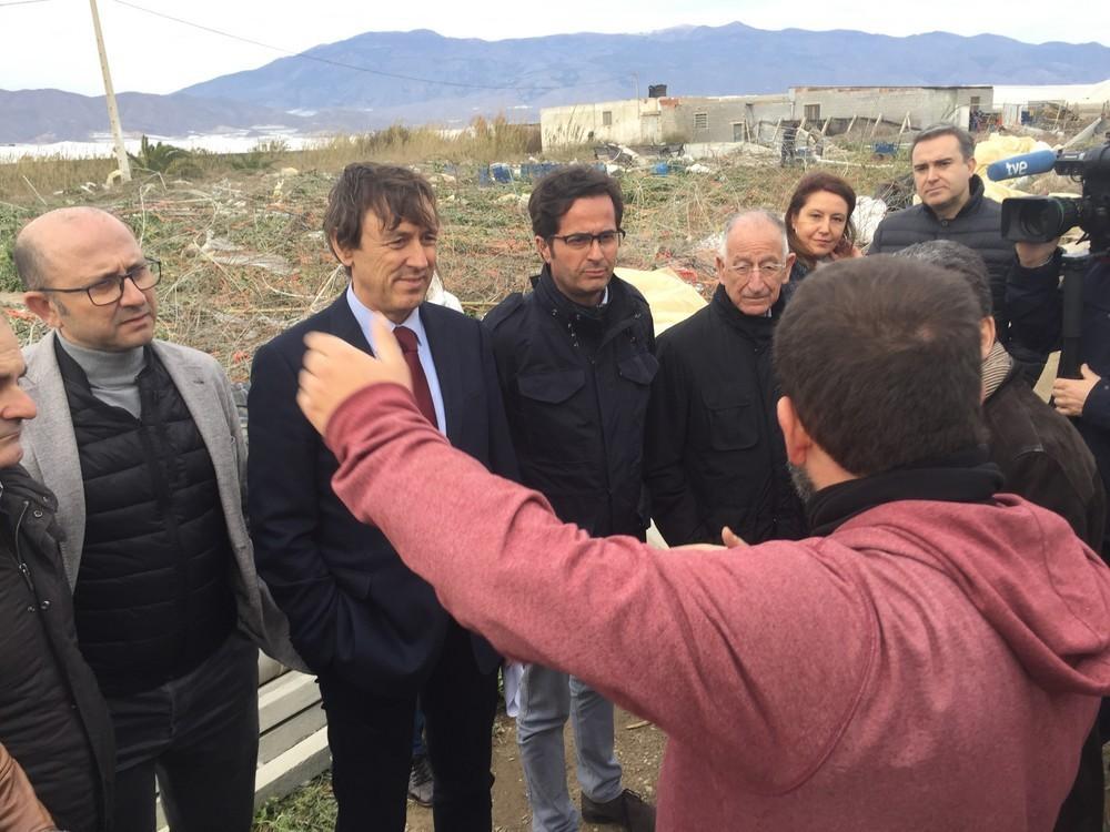 Rafael Hernando anuncia rebajas fiscales para los agricultores afectados por los tornados en El Ejido