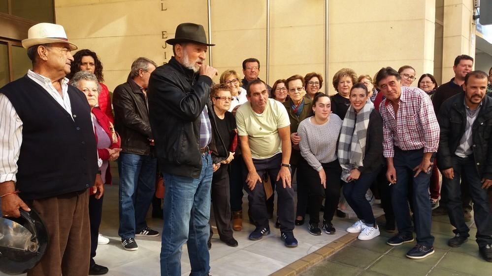 El PSOE de El Ejido ha congregado a medio centenar de vecinos de Matagorda en el Ayuntamiento para protestar por el problema de los cortes de luz