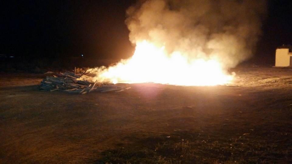 Queman de madrugada la madera preparada para el San Antón de Santa María del Águila del 20 de enero