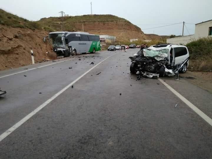 Fallece el conductor de turismo que colisionó contra un autobús con cinco ocupantes en Balanegra
