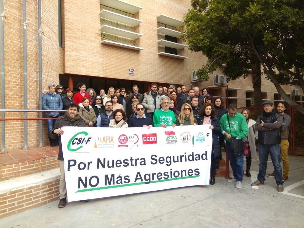 Concentración en el IES Fuente Nueva en rechazo a la agresión a dos docentes