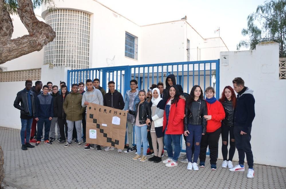 Los alumnos del IES de Las Norias, en huelga por la ausencia de conserje