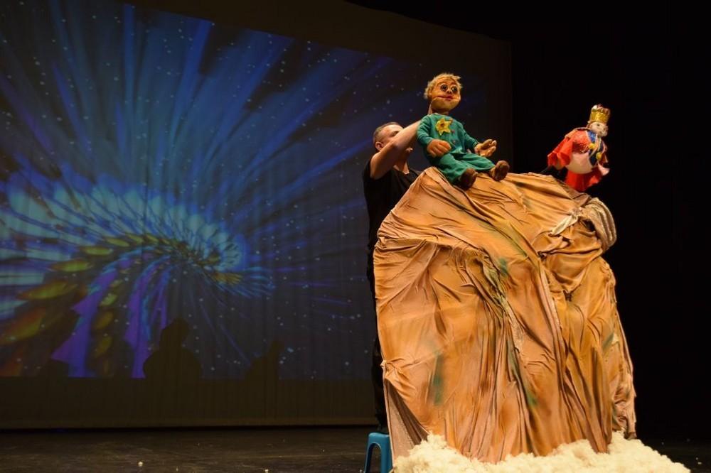 La compañía malagueña Barakatemus puso en escena en Vícar 'El Principito', que cumple 75 años