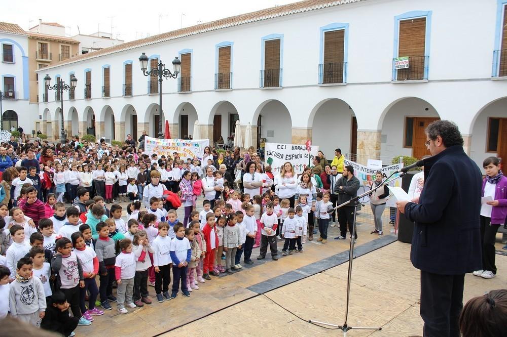 Berja celebra el día de la Paz con una gran cadena humana