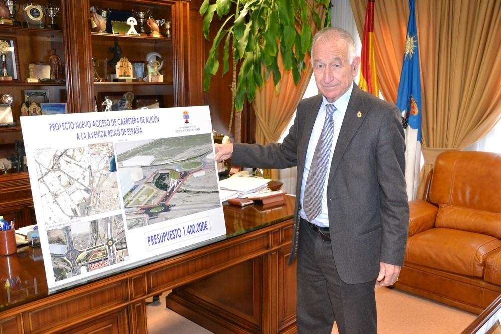 Amat anuncia la construcción de un puente que una la variante y la Avenida Reino de España de Las Salinas