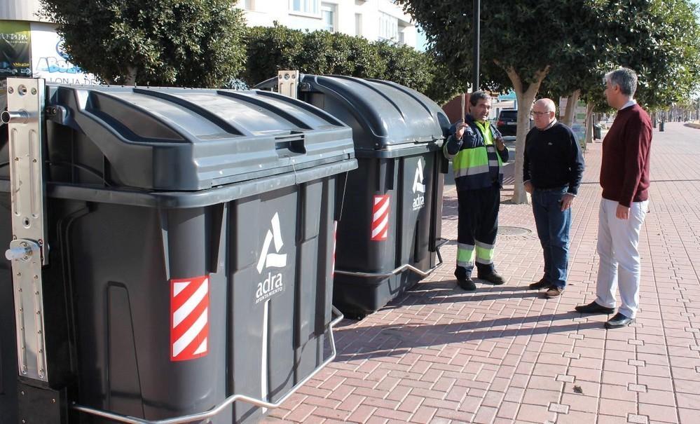 Más de 40 nuevos contenedores mejorarán el servicio de recogida de residuos en Adra