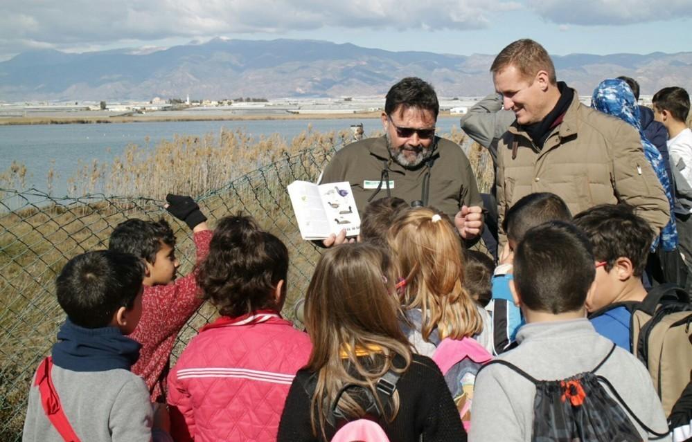 Raúl Enríquez participa en una ruta guiada por el Paraje Punta Entinas Sabinar junto a escolares del CEIP Loma de Santo Domingo
