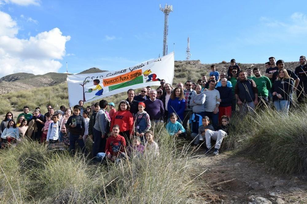 Jóvenes de Asprodesa realizan la plantación de unos 400 árboles junto a alumnos de la Escuela Agraria Vícar y del CEIP Federico García Lorca